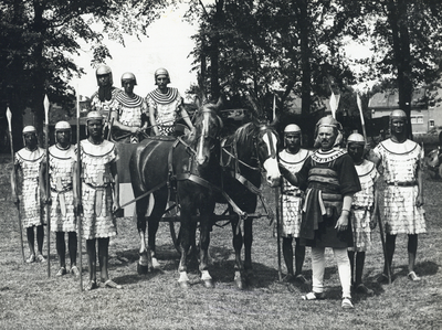 99898 Afbeelding van een groep in de maskeradeoptocht en het lustrumspel met als thema Ichnaton, ter gelegenheid van ...